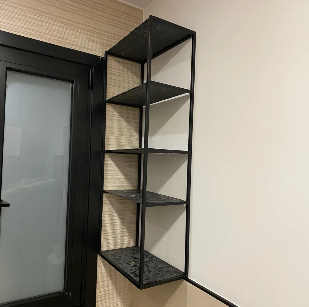 Estantería minimalista de hierro negro para baño con diseño industrial y fabricación artesanal en Galicia